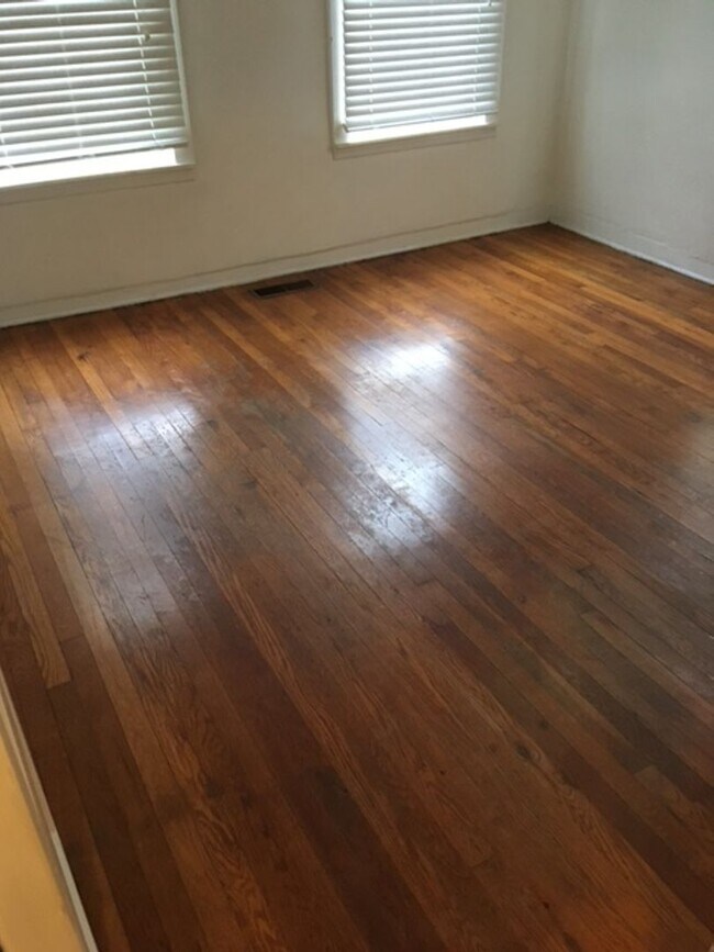 Building Photo - Adorable 3bdrm 1 bath bungalow in central midtown location, "Circle Beautiful" subdivision.