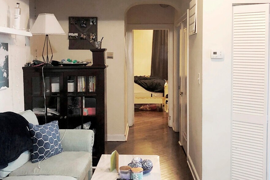 Building Photo - 3321 N Lakewood Ave