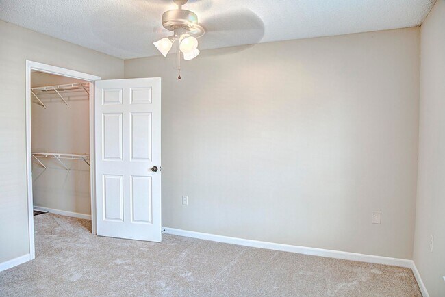 Building Photo - One bedroom apartment available now