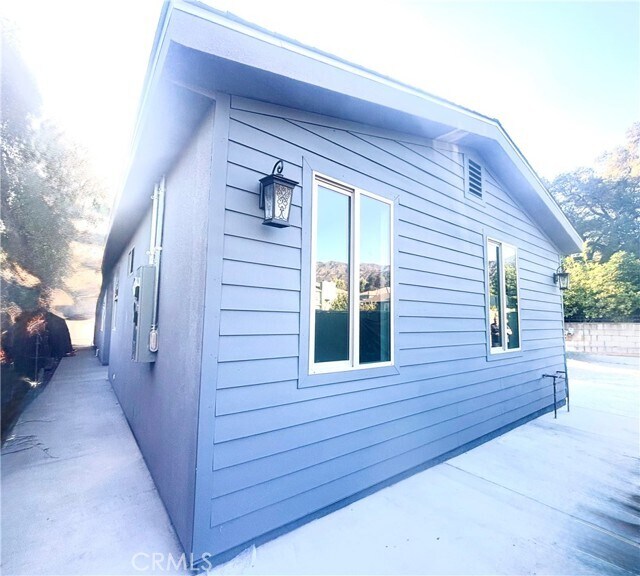 Building Photo - 317 N Shamrock Ave