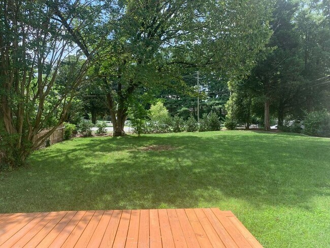 Building Photo - 903 Willow Lawn Dr