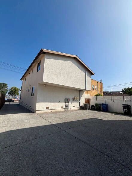 Building Photo - 924 W 78th St