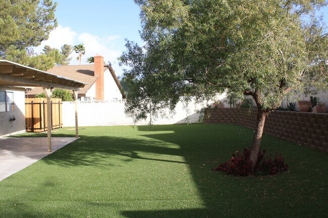 Building Photo - Fabulous 3 bedroom 2 bathroom Big Back Yard