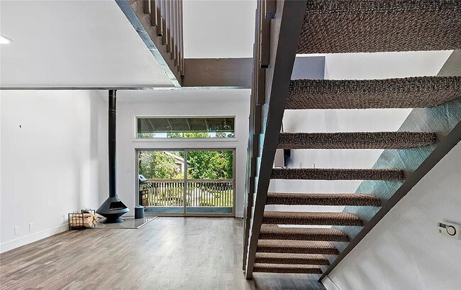 Building Photo - Well-Appointed Unit with Quality Finishes