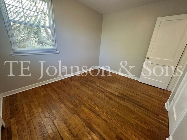 Building Photo - Spacious 2 Bedroom Condo
