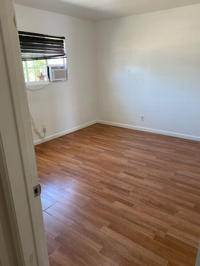 Building Photo - 2 Bedroom Bakersfield Beauty!