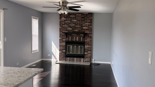 Building Photo - 646 White Ct