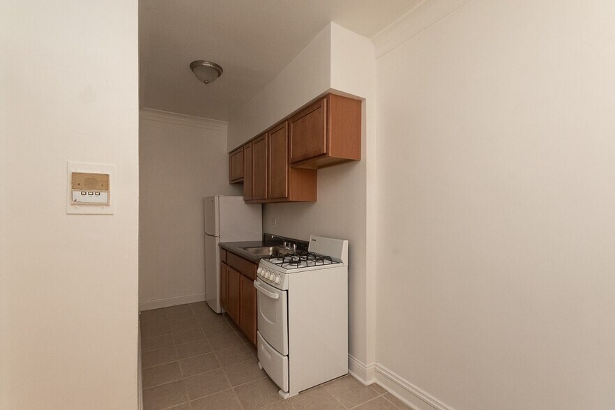 Building Photo - 4640 N Paulina St