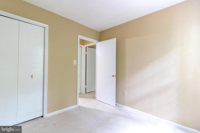 Building Photo - 4796 Gainsborough Dr