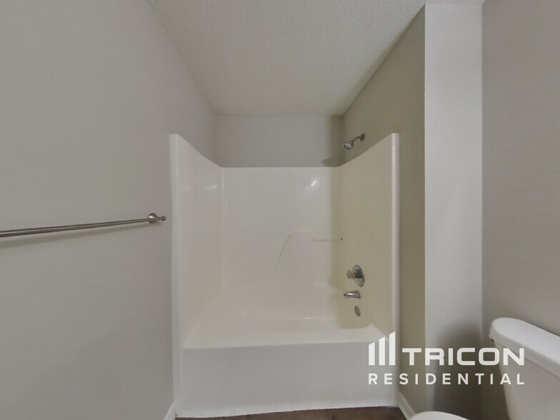 Building Photo - 2245 Lakecrest Dr