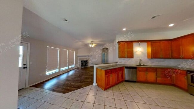 Building Photo - 4 Bed 2 Bath near Buck Thomas Park.