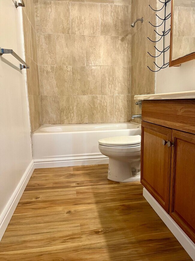 Building Photo - Convenient 2/2/1 with Lanai