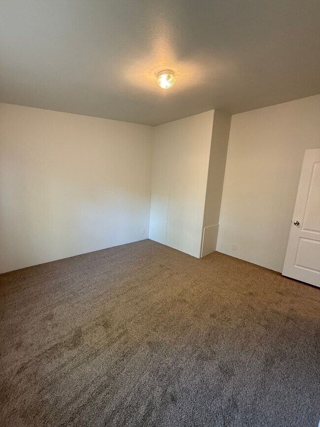 Building Photo - SPIRIT LAKE HOME (P#440)