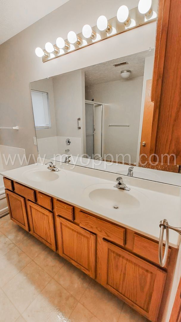 Building Photo - Bright and Spacious 4 Bedroom Home | Bellevue