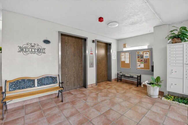 Building Photo - 7076 Huntington Ln