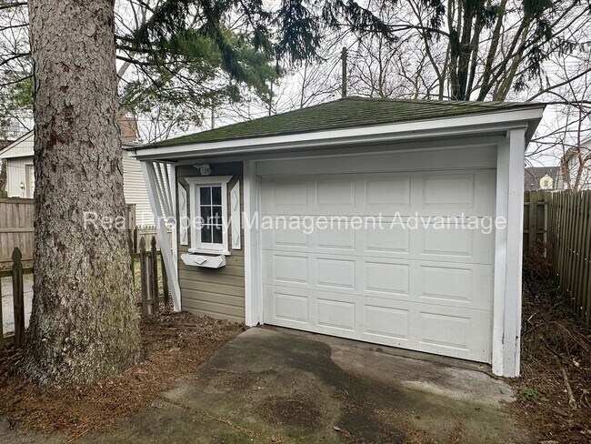 Building Photo - 2 Bedroom Open Floorplan Steps from Downtown Royal Oak!