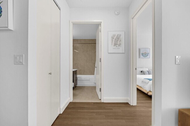 Building Photo - 10 Hanover Square