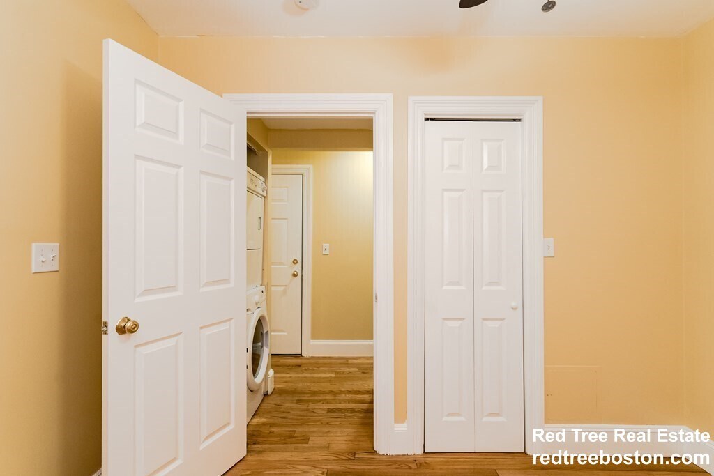 Building Photo - 164 Boylston St