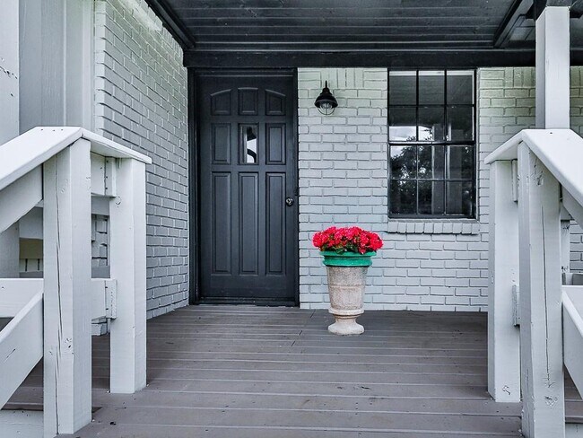 Building Photo - 421 Creek Valley Dr