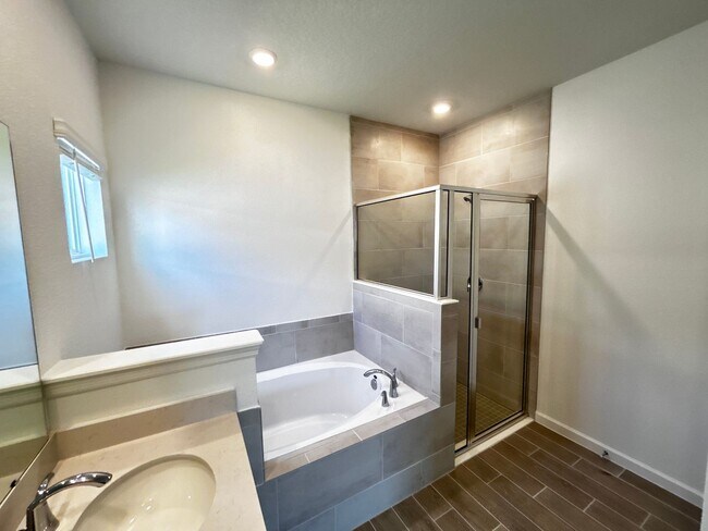Building Photo - Brand New Pristine 4/3 minutes from River ...