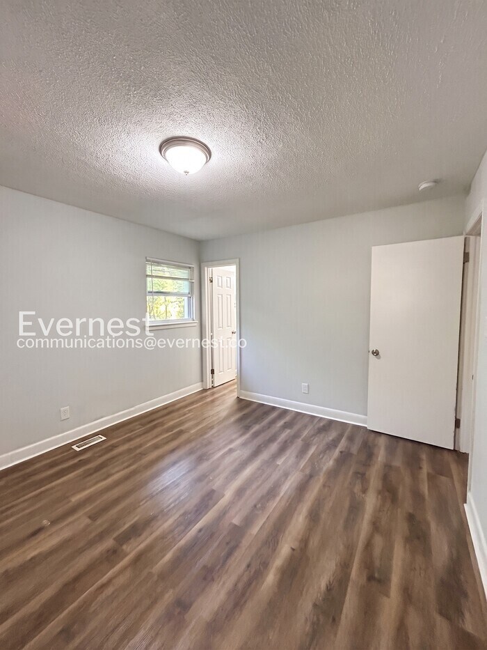 Building Photo - 203 Pinetree Dr