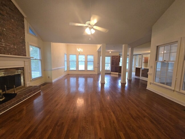 Building Photo - Quiet Neighborhood- Large Lot- Shed- Enclosed Sunroom! Community Pool & Tennis Courts!
