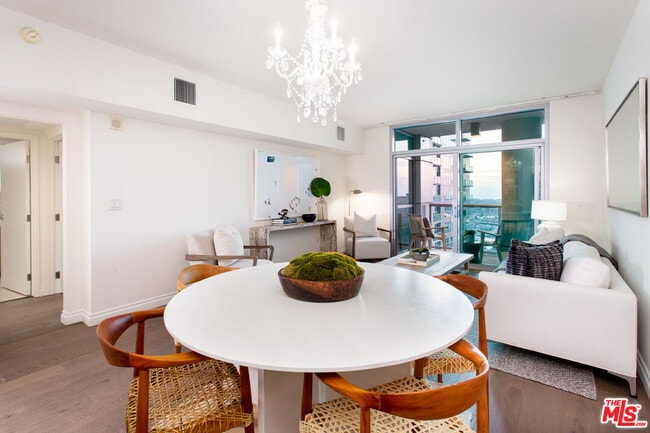 Building Photo - 13700 Marina Pointe Dr