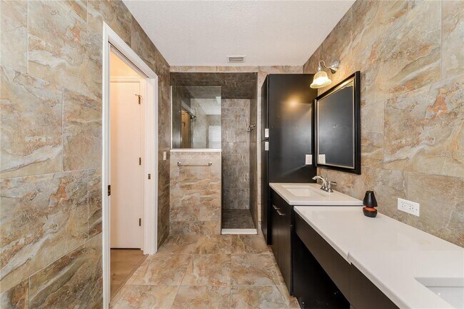 Building Photo - 8416 Cypress Lake Cir