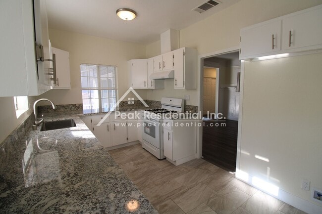 Building Photo - 1042 Las Palmas Ave