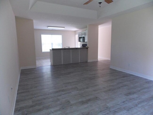 Building Photo - 305 Sterling Ct