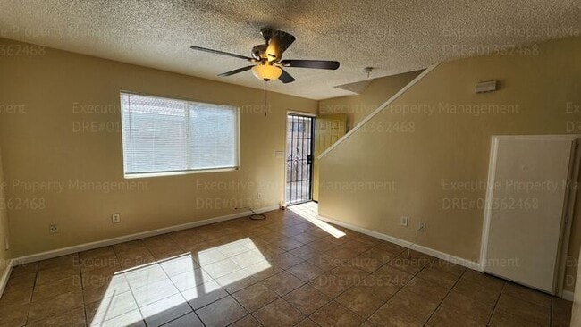 Building Photo - 2 bedroom, 1.5 bathroom townhome located near schools, shopping, restaurants, & Kern Medical Hosp...