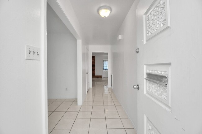 Building Photo - 530 Westshire Dr