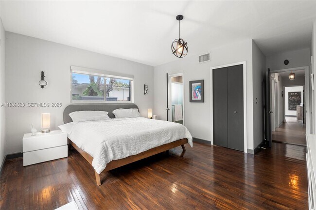 Building Photo - 425 NE 114th St