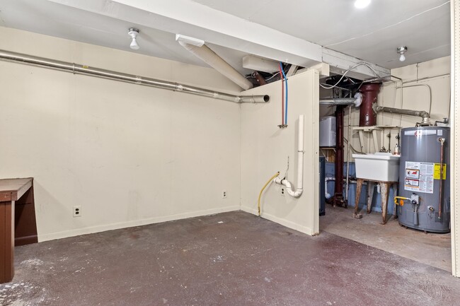 Building Photo - 90 W 43rd St