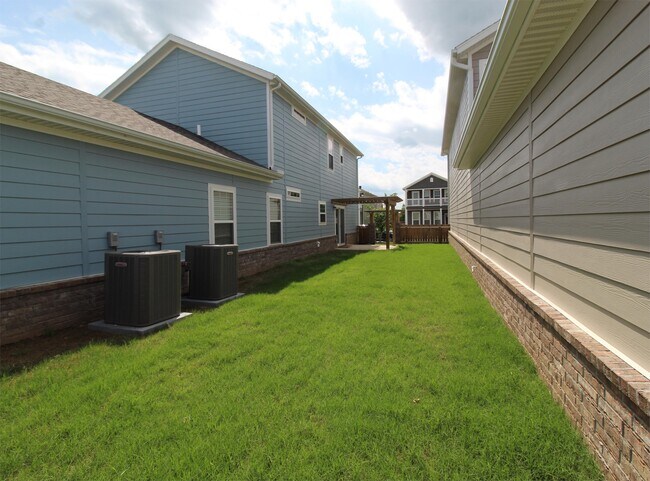 Building Photo - 656 N Longfellow Ln