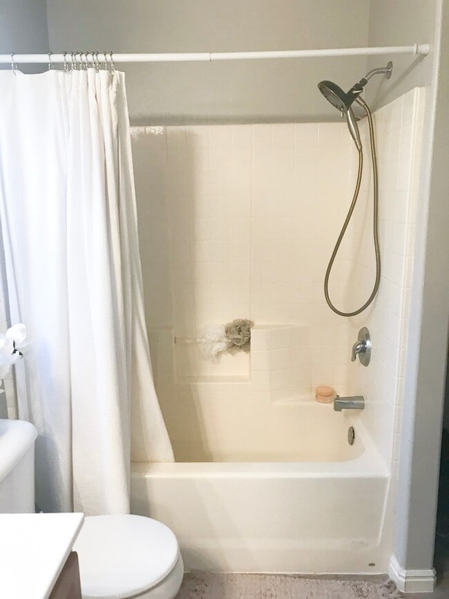 Building Photo - 3 bedroom, 2 bath townhome, end unit, grea...