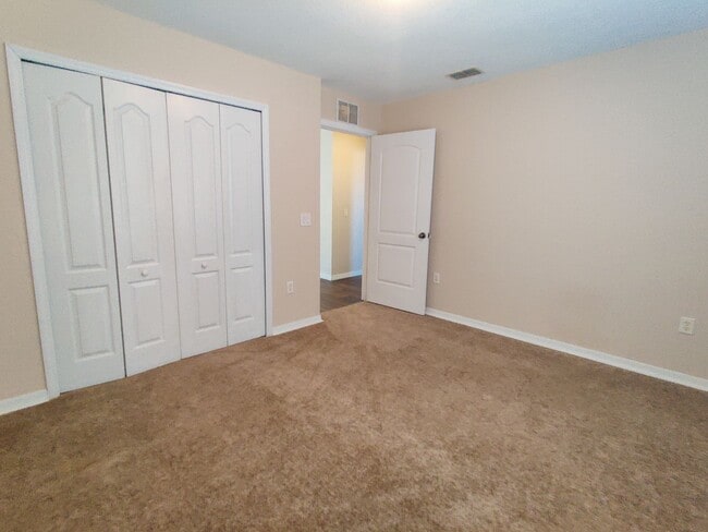 Building Photo - 3 bedroom, 2 bath rental in the Royal High...