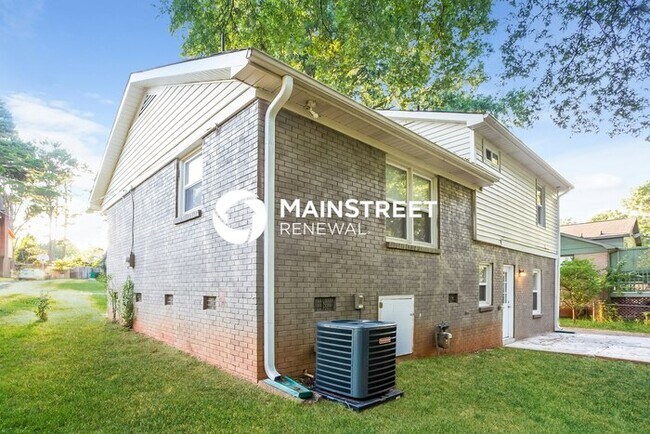 Building Photo - 4 Bedroom Pet-Friendly Home in Charlotte, NC with Main Street Renewal