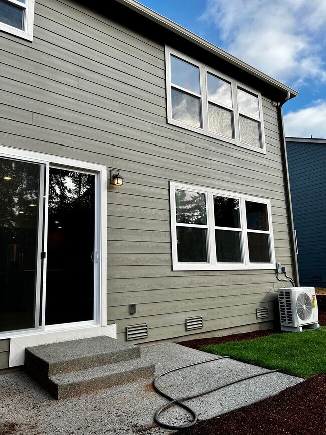 Building Photo - STO Langly Duplex