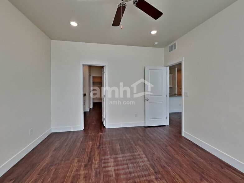 Building Photo - 9444 W Shumard St