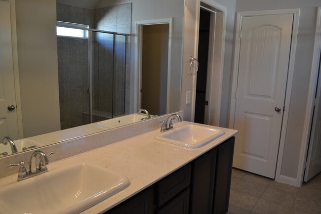 Building Photo - Gorgeous 4-bedroom home!