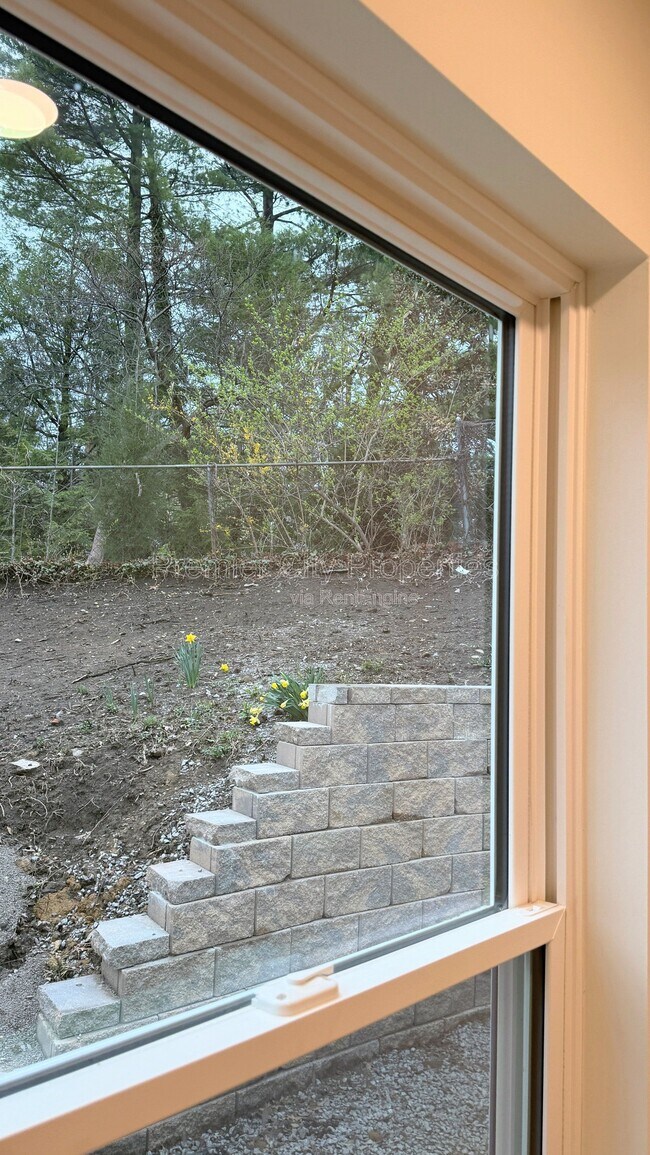 Building Photo - 240 Mcgregor Ave