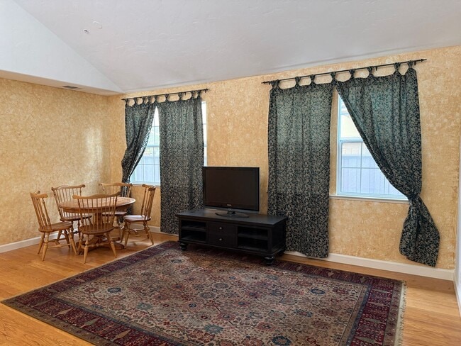 Building Photo - Los Altos Townhouse