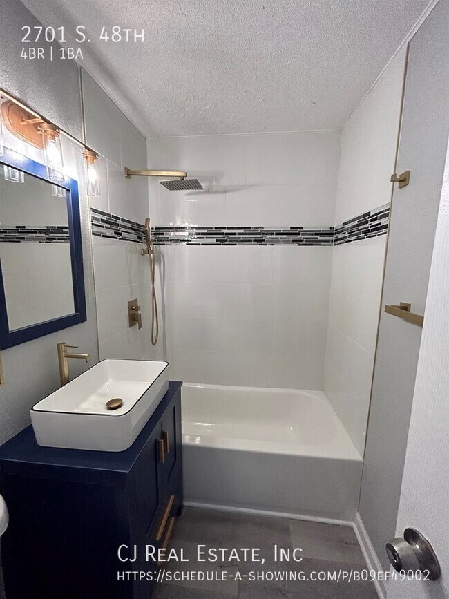 Building Photo - 2701 S 48 St