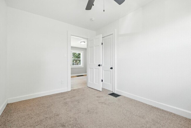 Building Photo - 2526 Caroline Ave