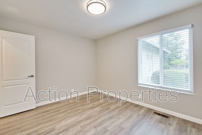 Building Photo - 854 Coolidge Ave
