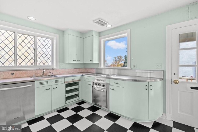 Building Photo - 6045 Edgewood Terrace