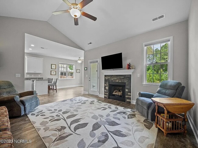 Building Photo - 102 Captains Pointe