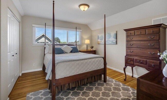 Building Photo - Charming Silvergate Home with Stunning Bac...