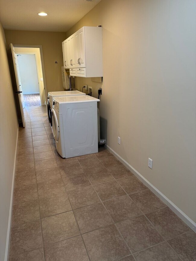 Building Photo - Weaverville - Well Kept Townhome with Flex Space